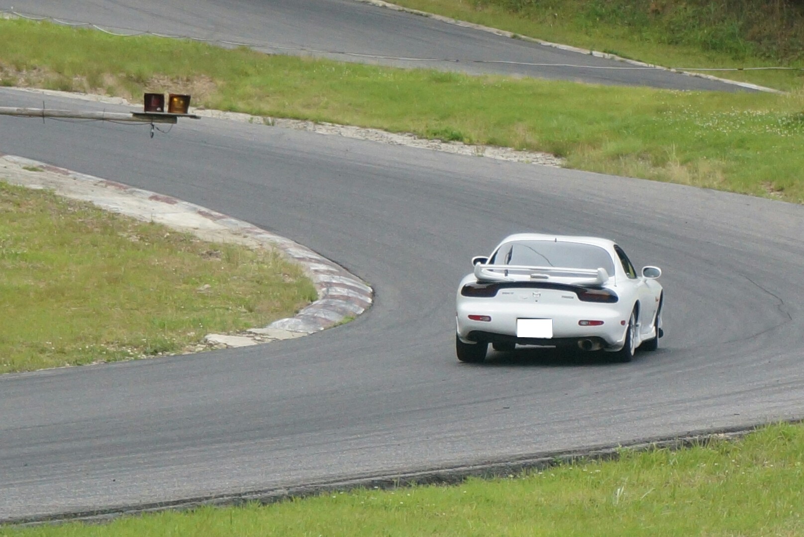 サーキットを走るRX７