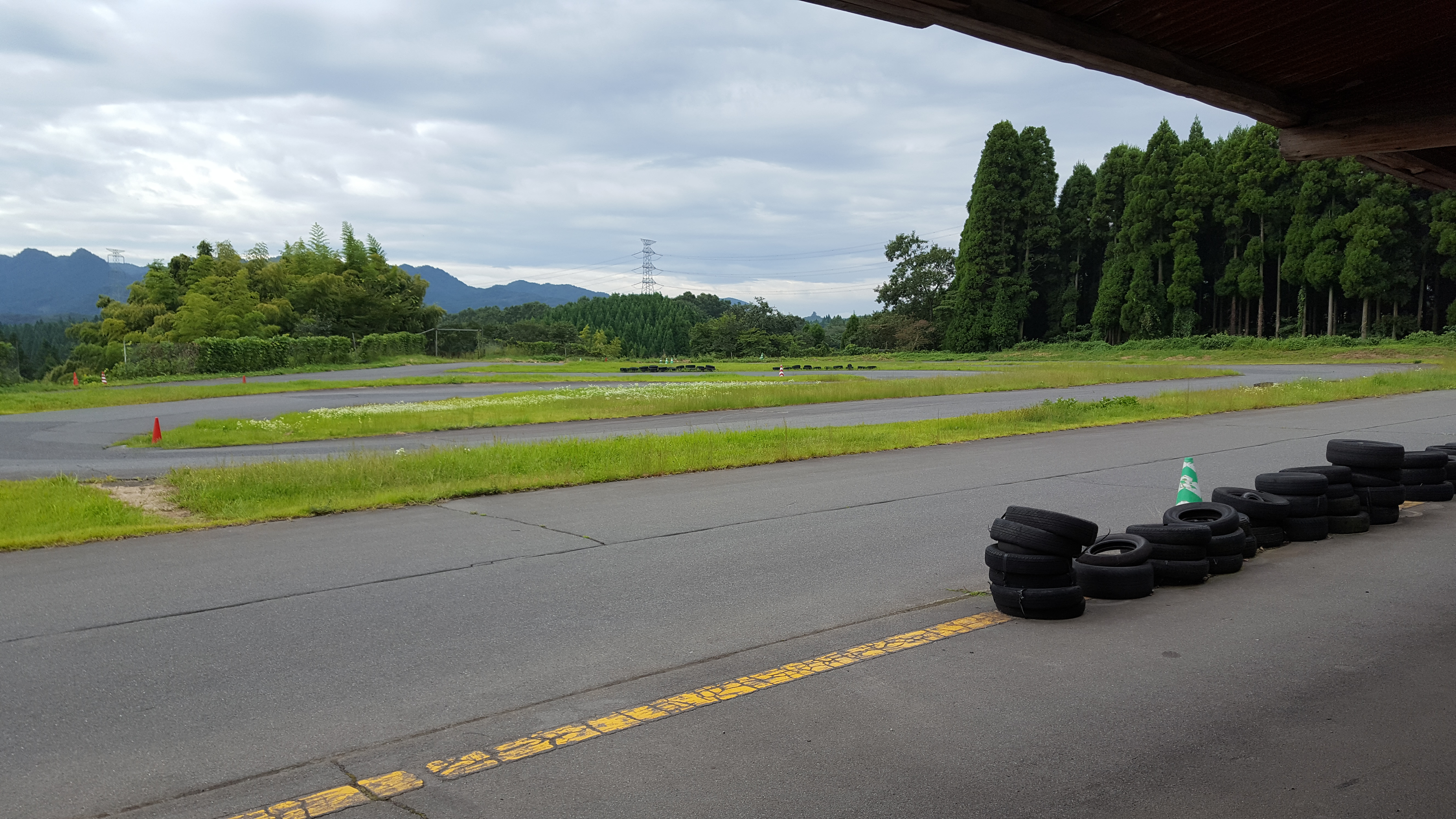 ピットから見たサーキット　もとはカート用だったのでとても小さい