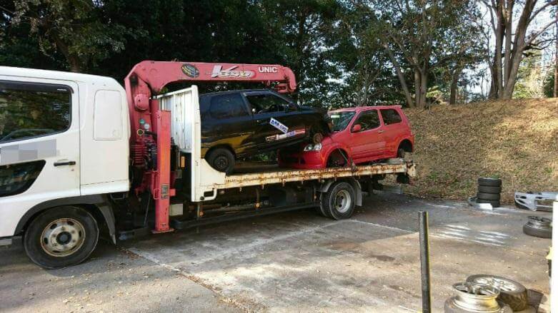 廃車を運ぶレッカー